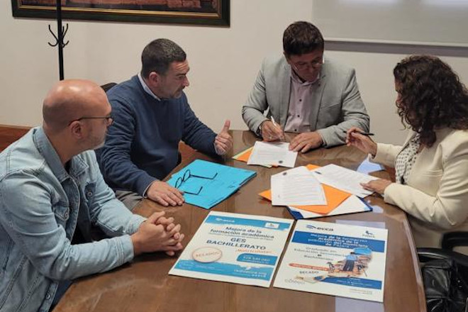 Imagen de la firma del convenio entre los representantes de Pájara y Radio Ecca.