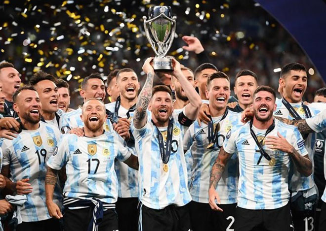 Argentina con el trofeo de la Finalissima Argentina con el trofeo de la Finalissima