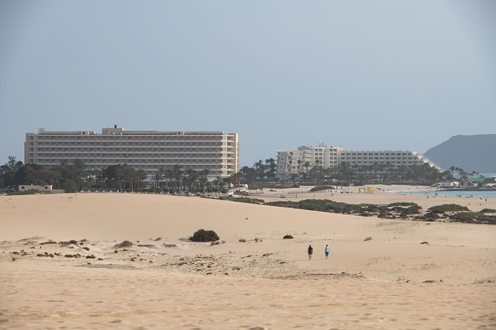 Los dos hoteles en las Dunas de Corralejo. Foto: Carlos de Saá.