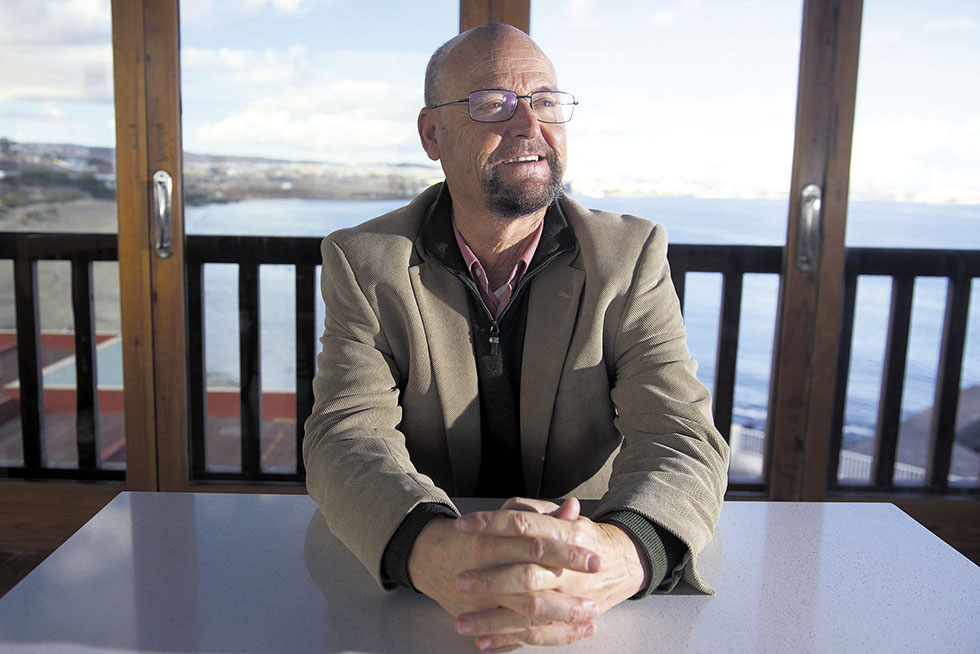 Marcial Morera, en el antiguo Parador de Turismo de Fuerteventura. Foto: Carlos de Saá.