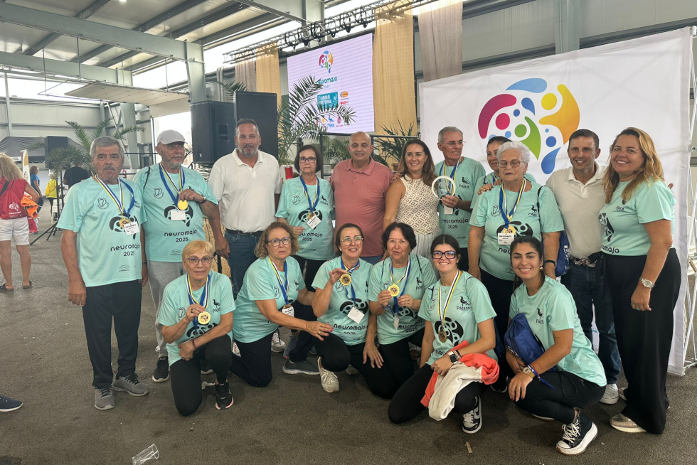 El equipo Amigos de Pájara posa con sus medallas tras ganar una edición anterior de Neuromajo